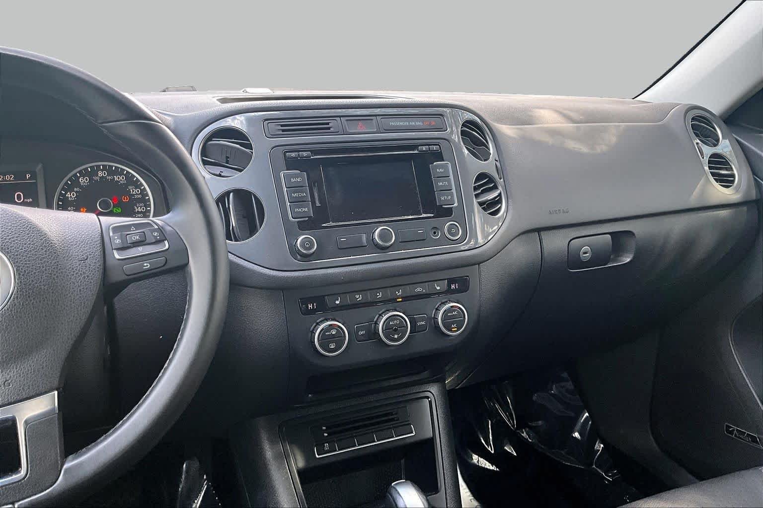 Used 2014 Pepper Gray Metallic Volkswagen SEL image 7