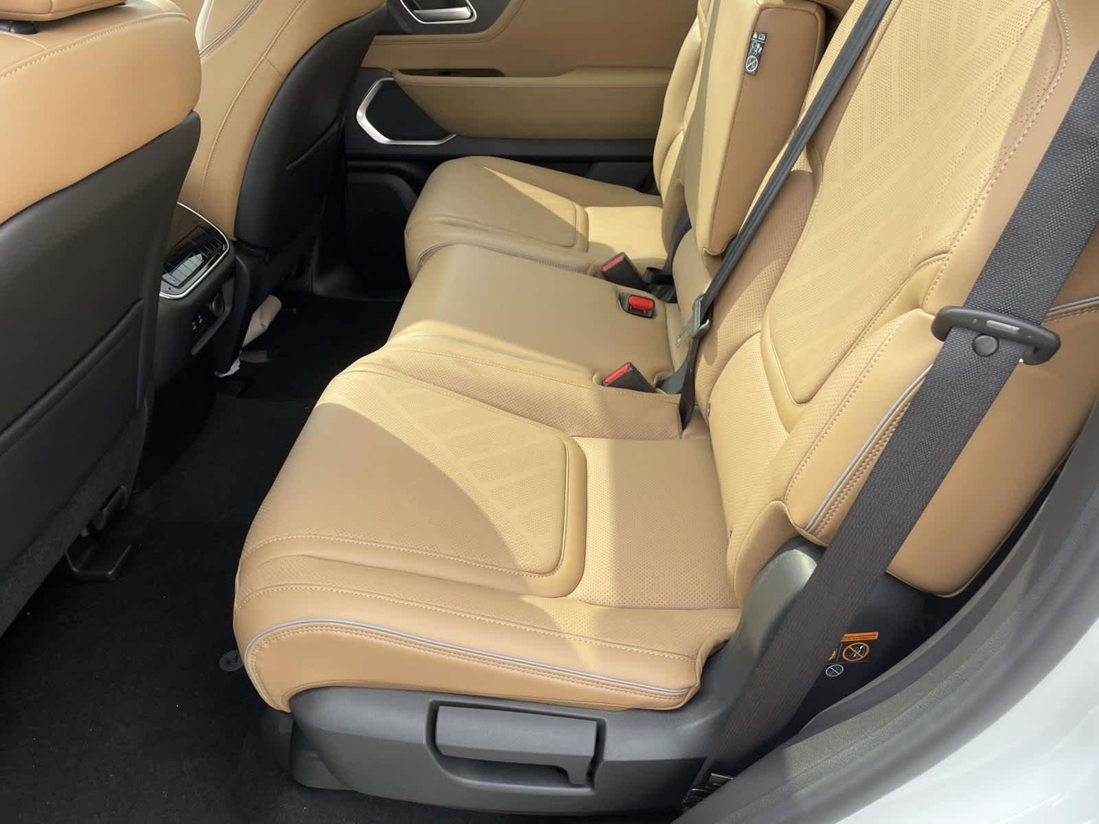 New 2026 Radiant White INFINITI LUXE image 17