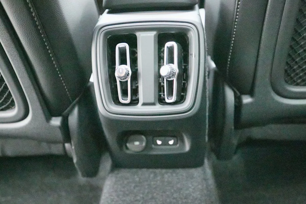 2026 Volvo XC40 Plus - Photo 19