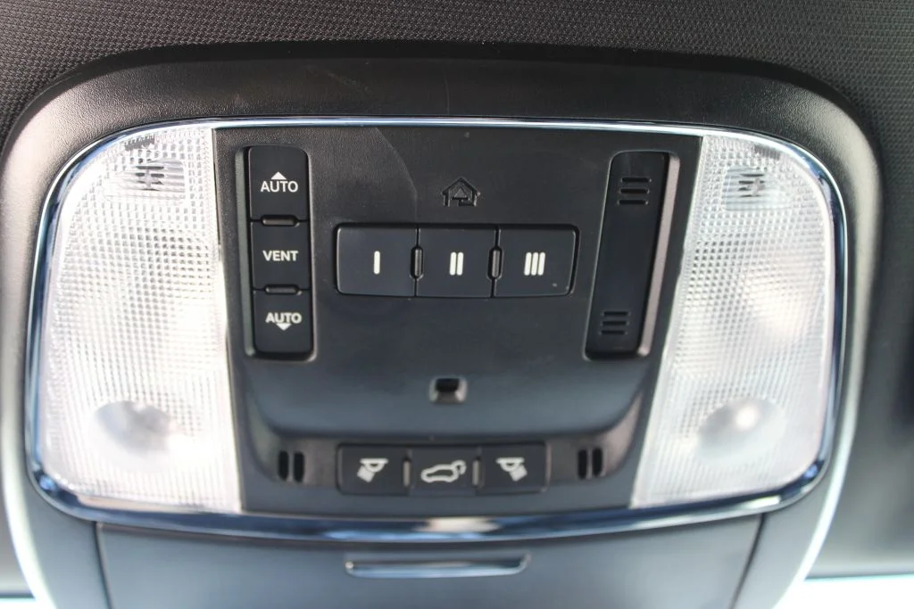Used 2021 Silver Jeep Limited image 20