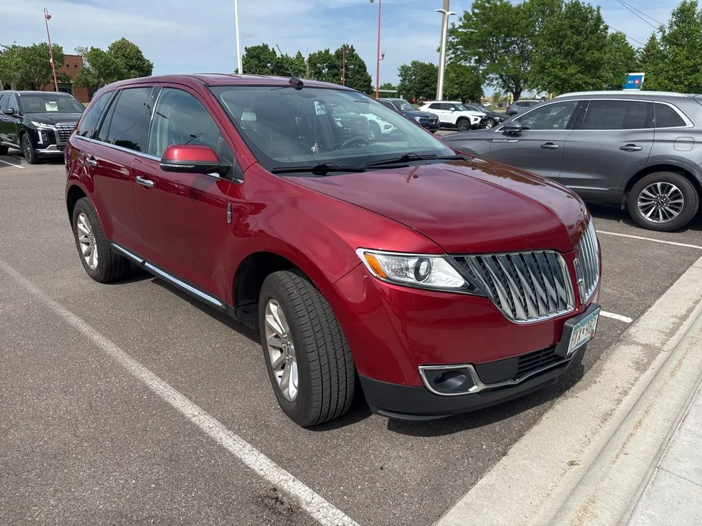 Used 2014 Red Lincoln Base image 1
