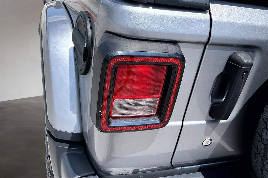 Used 2019 Silver Jeep Unlimited Sahara image 21