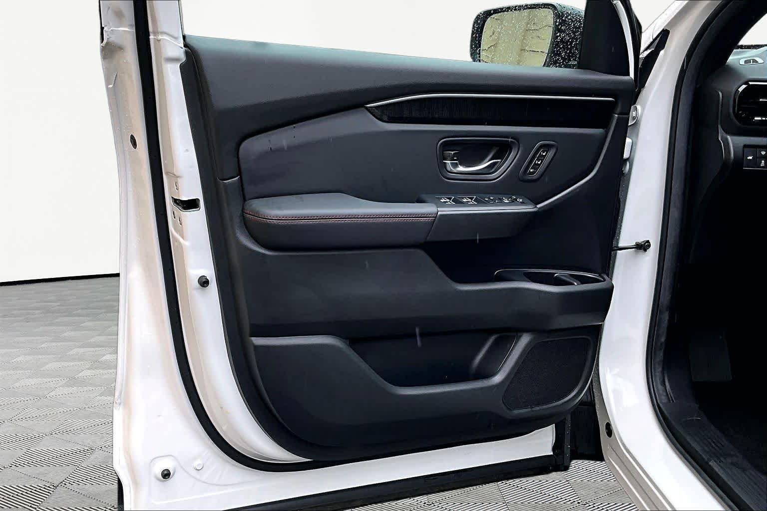 Used 2025 Platinum White Pearl Honda Black Edition image 22