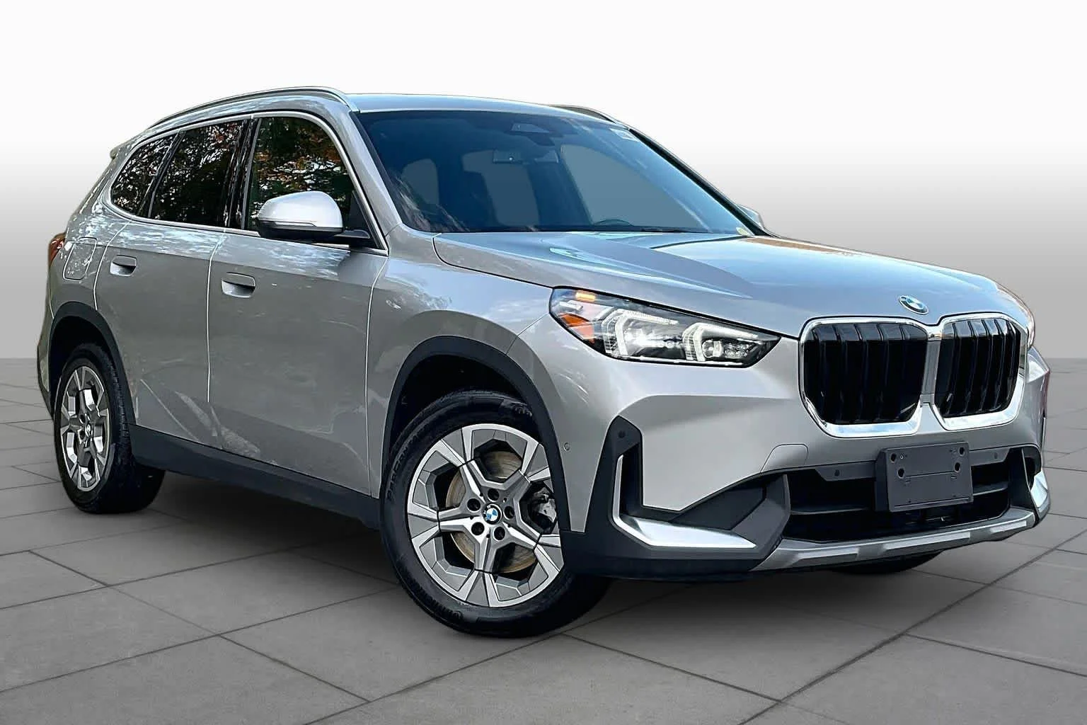 Used 2023 Space Silver Metallic BMW xDrive28i image 2