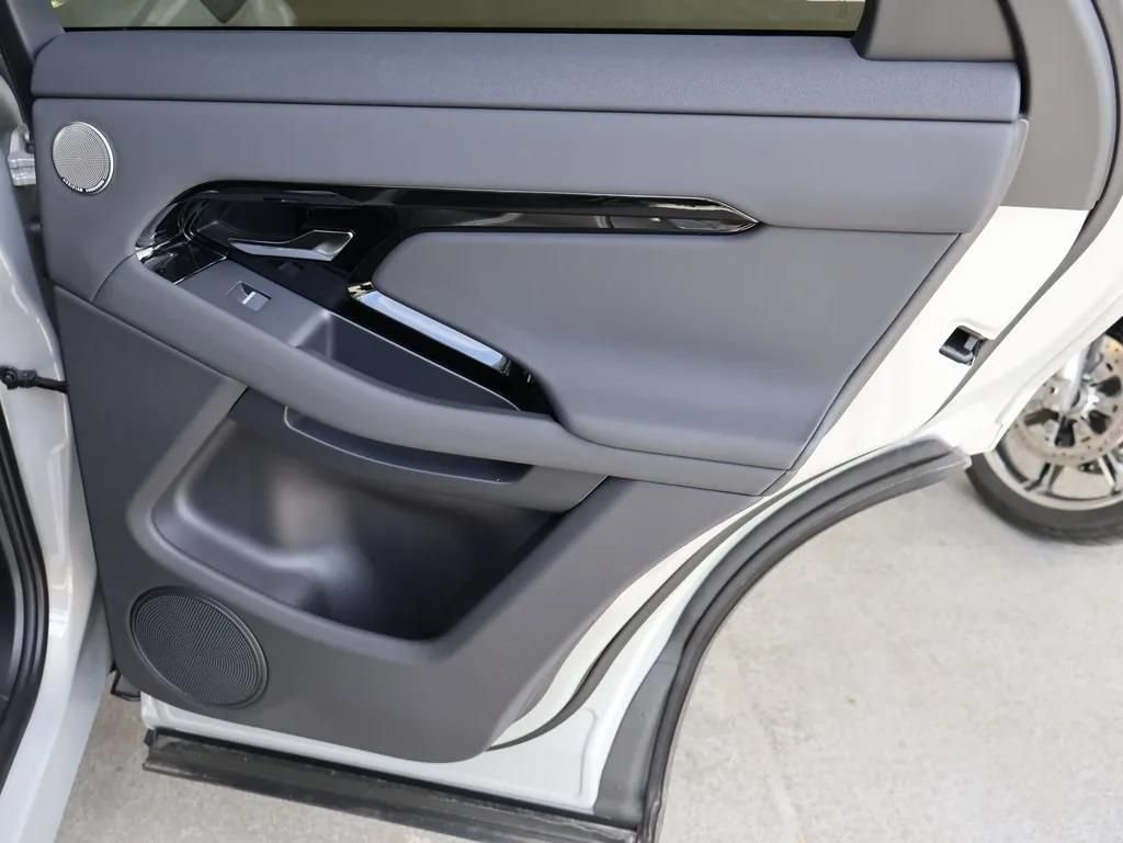 New 2026 Seoul Pearl Silver Land Rover Dynamic image 18