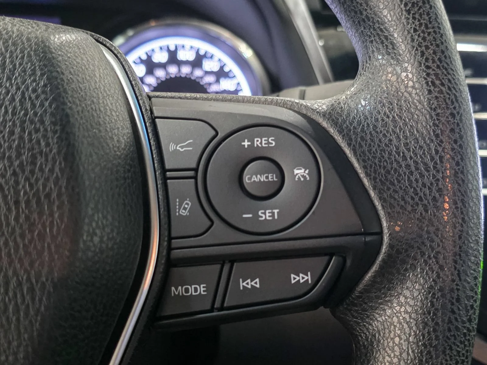 Used 2018 Gray Toyota LE image 33
