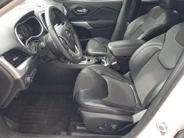 Used 2018 White Jeep Latitude Plus image 5