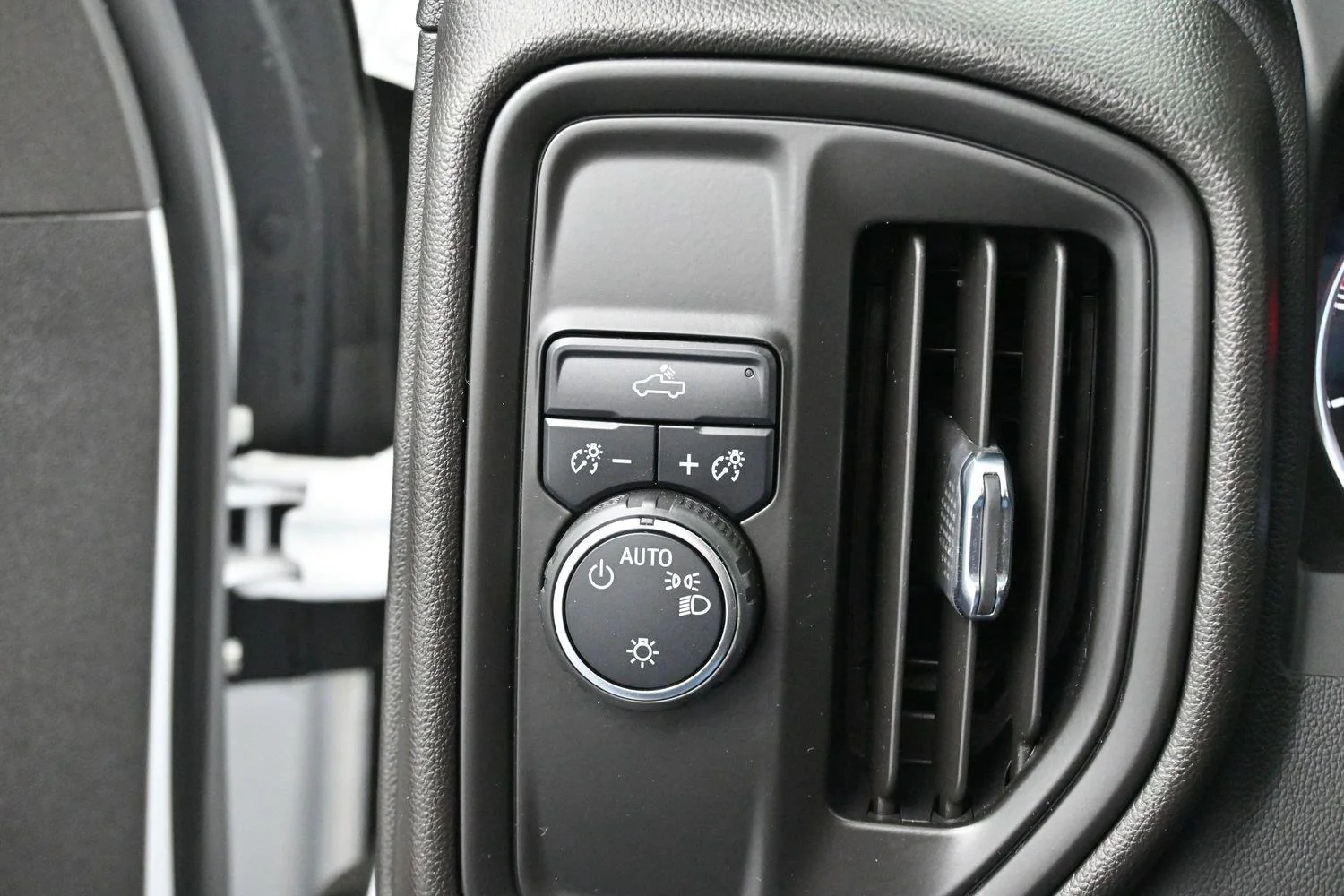 Used 2022 Summit White Chevrolet Custom image 26