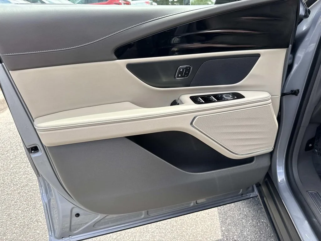 Used 2024 Gray Lincoln Premiere image 20