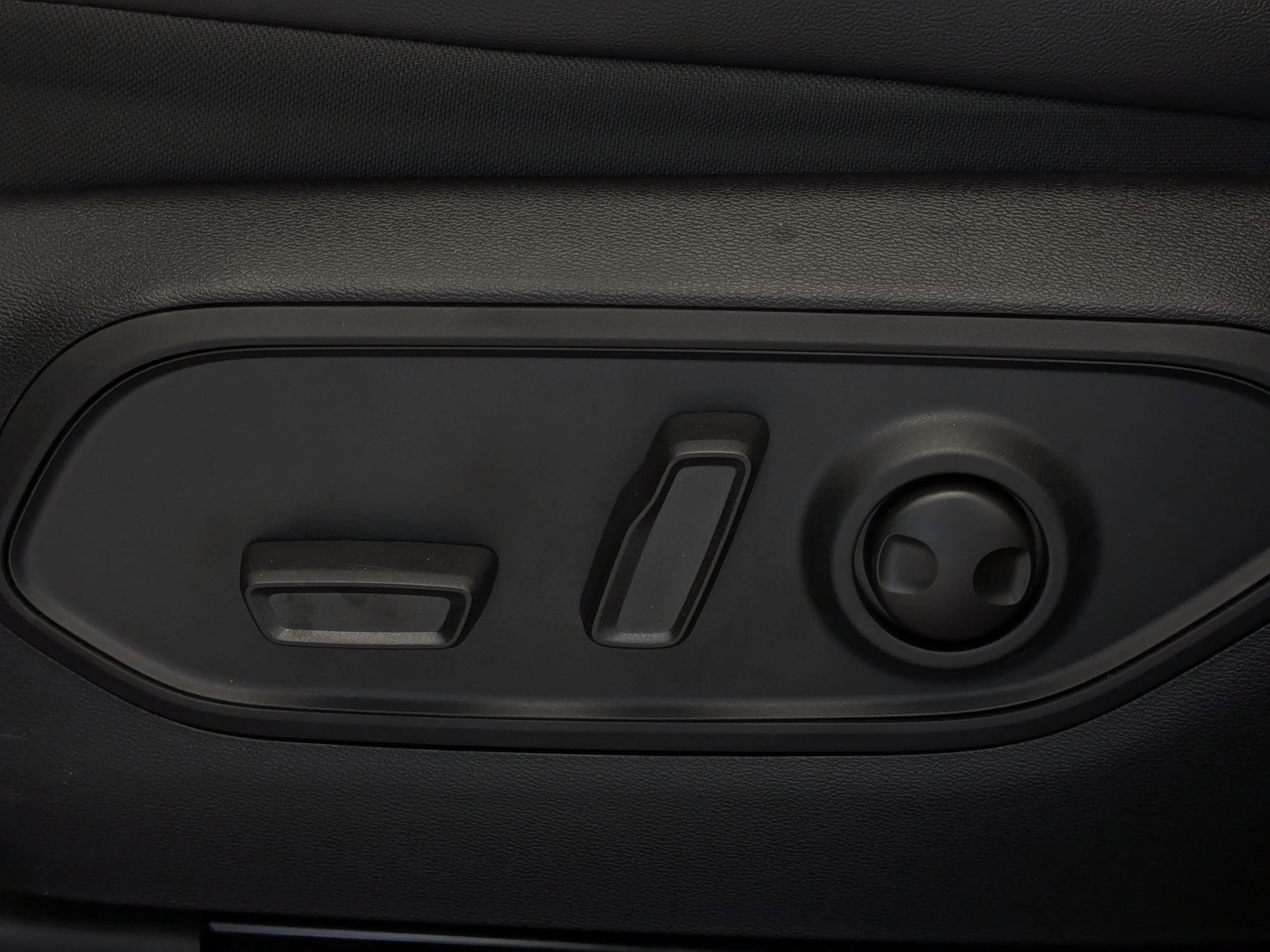 New 2026 Black Jeep Overland - - Surround View - Ventilated Seats - Remote Start & tons more! image 18
