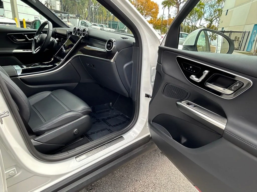 Used 2025  Mercedes-Benz GLC 300 image 30