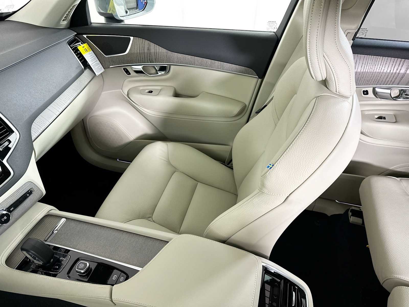 Certified Used 2025 Vapour Grey Volvo Plus image 19