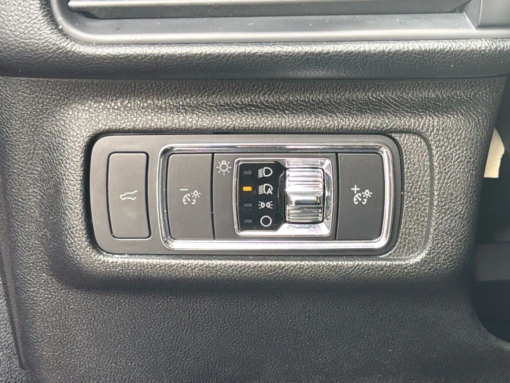 Used 2021 Red Lincoln Standard image 4
