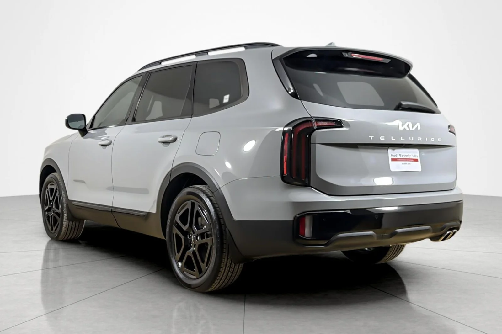 Used 2024 WOLF GRAY Kia SX AWD image 3