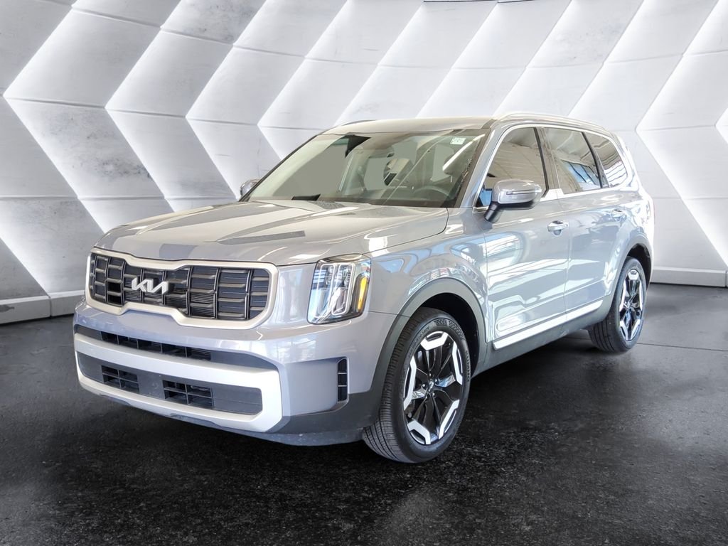 Used 2025 Silver Kia S image 3