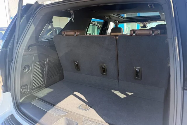 Used 2021 IRIDESCENT PEARL TRICOAT Chevrolet High Country image 27