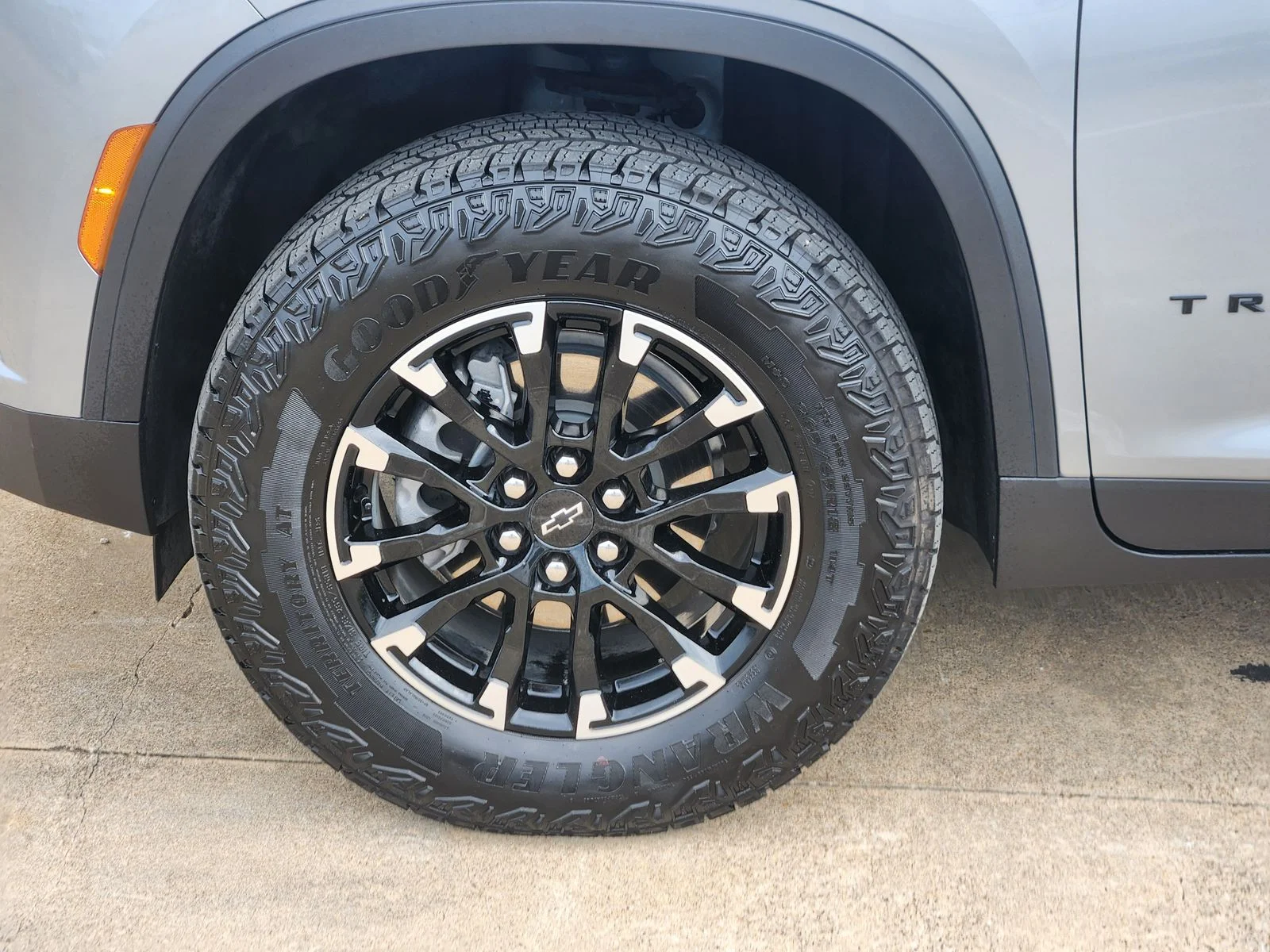 Used 2025 Gray Chevrolet Z71 image 9