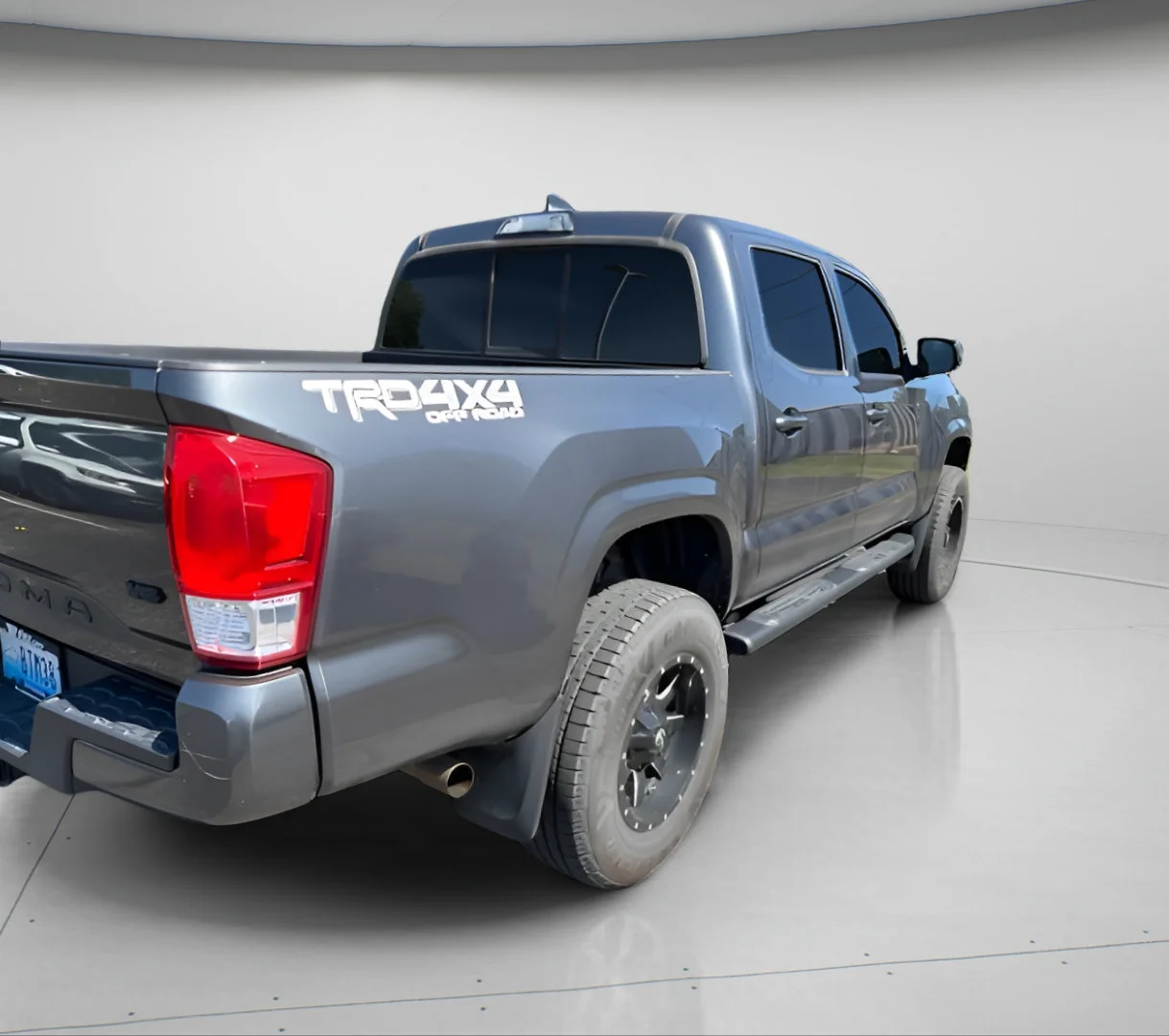 Used 2017 Magnetic Gray Metallic Toyota SR5 image 9