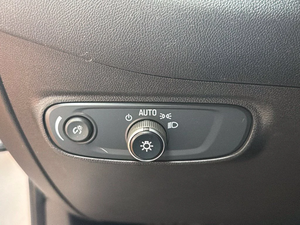 Used 2021 Silver Ice Metallic Chevrolet LT image 29