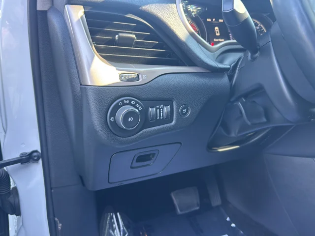 Used 2017 White Jeep Latitude image 28