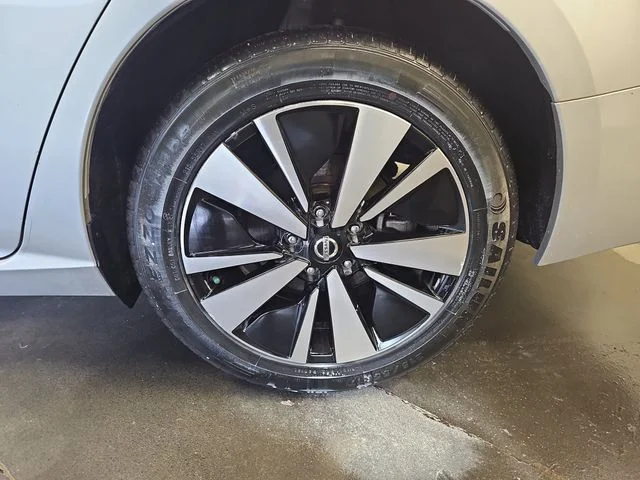 Used 2019 Silver Nissan 2.5 SL image 32