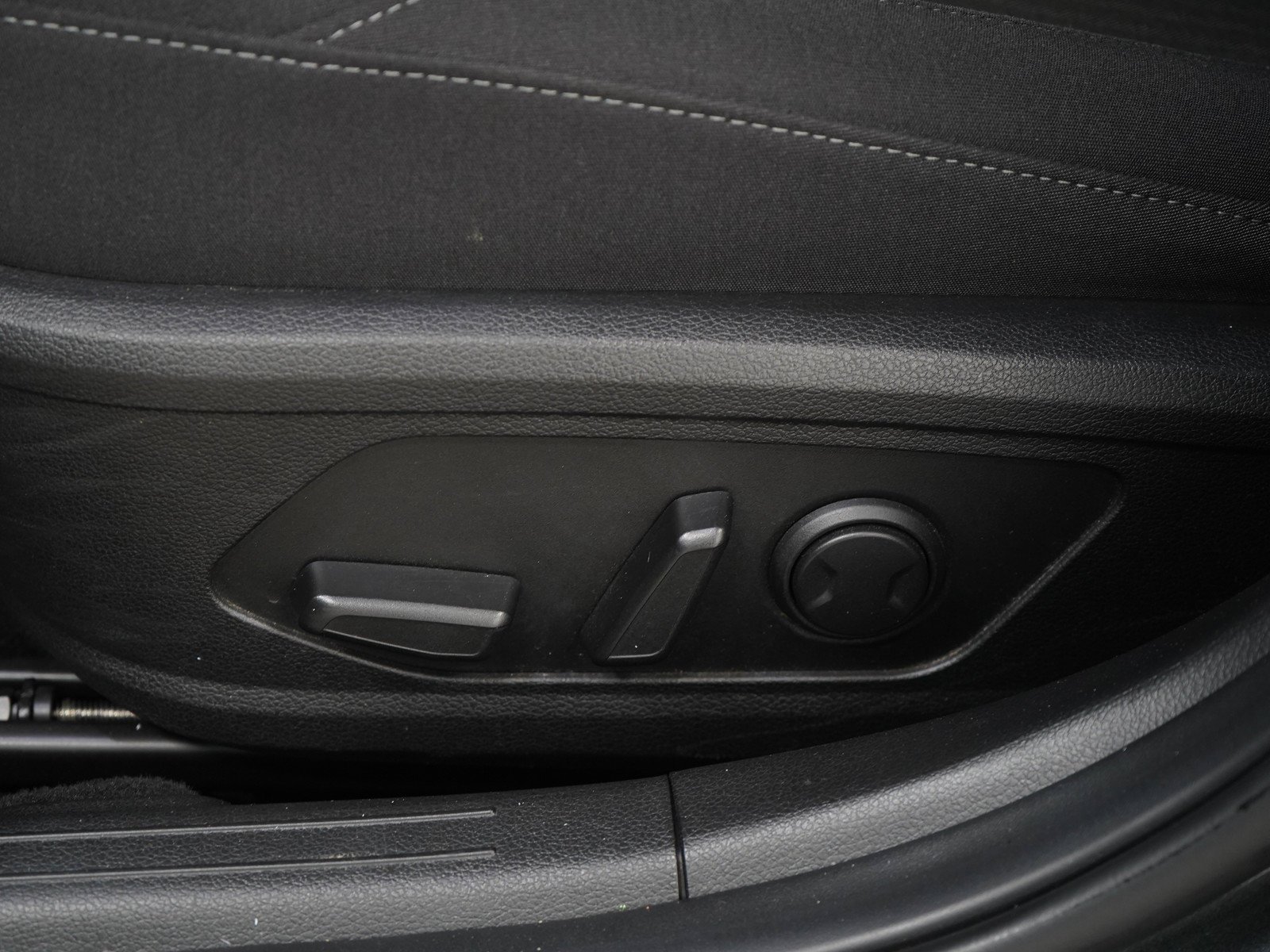 Used 2025 Portofino Gray Hyundai SEL FWD image 23