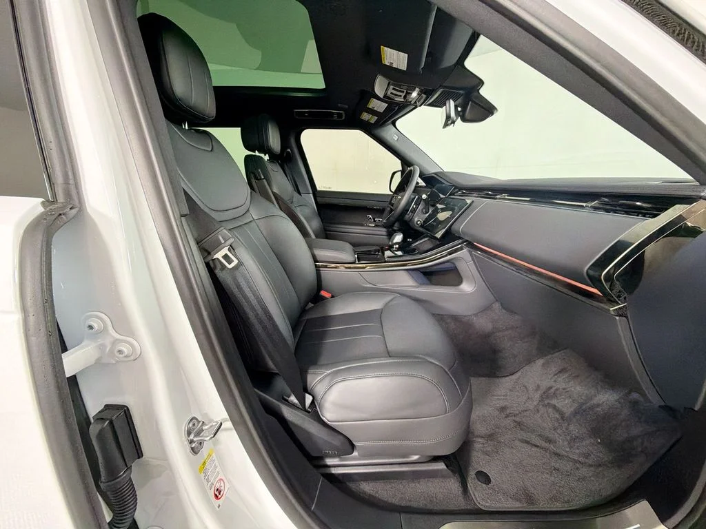Used 2026 White Land Rover Dynamic SE image 30