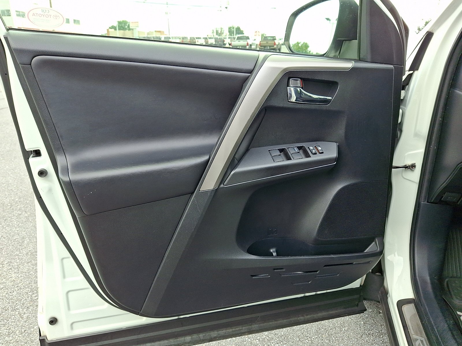 Used 2018 Super White Toyota XLE image 14