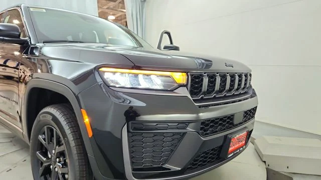 New 2026 Diamond Black Crystal Pearlcoat Jeep Altitude image 26