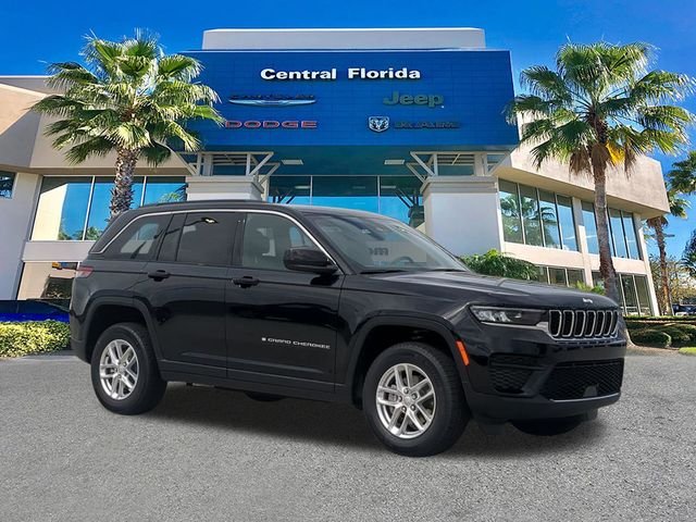 New 2026 Diamond Black Crystal Pearl-Coat Exterior Paint Jeep Laredo image 2
