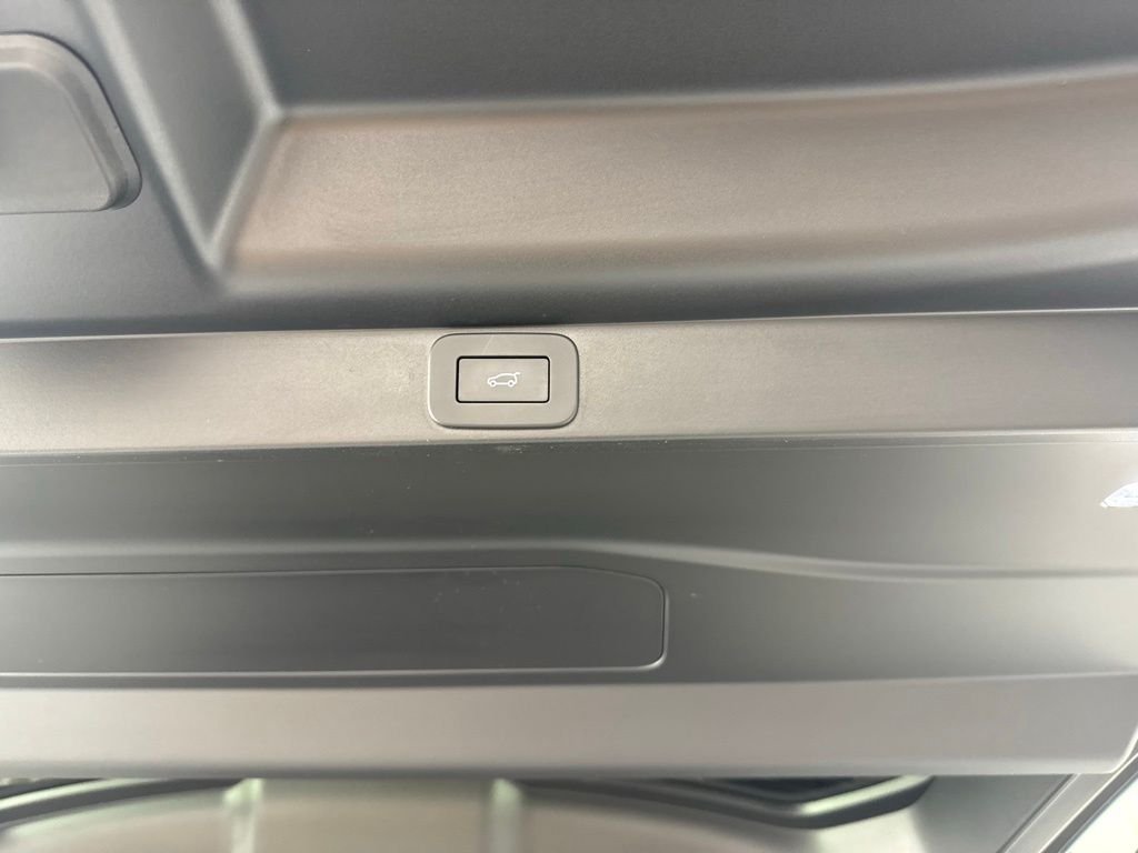 Used 2024 Carpathian Gray Premium Metallic Land Rover SE image 26