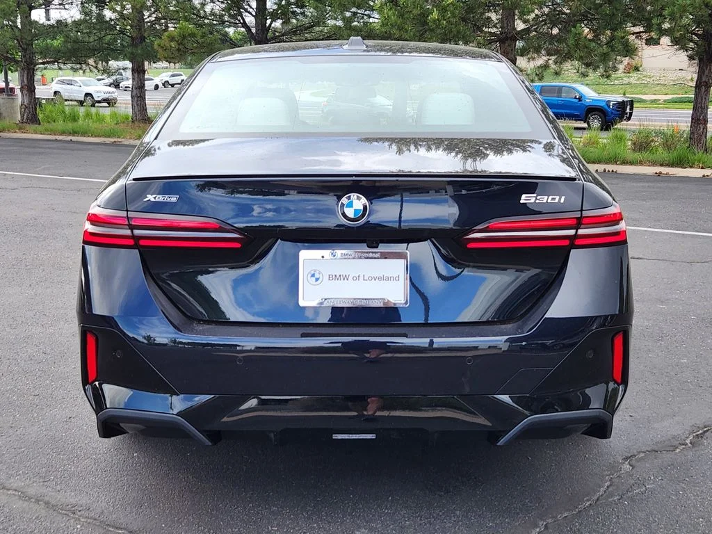 New 2027 Carbon Black Metallic BMW 530i xDrive image 4