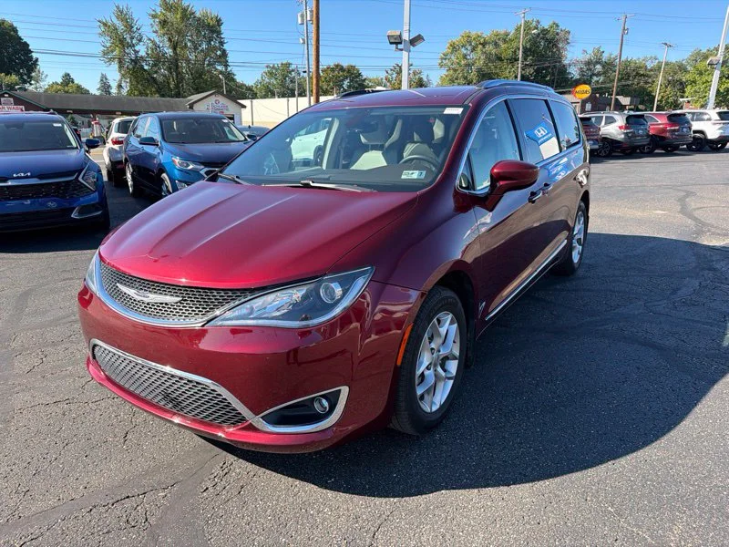 Used 2019 Red Chrysler Touring L image 3