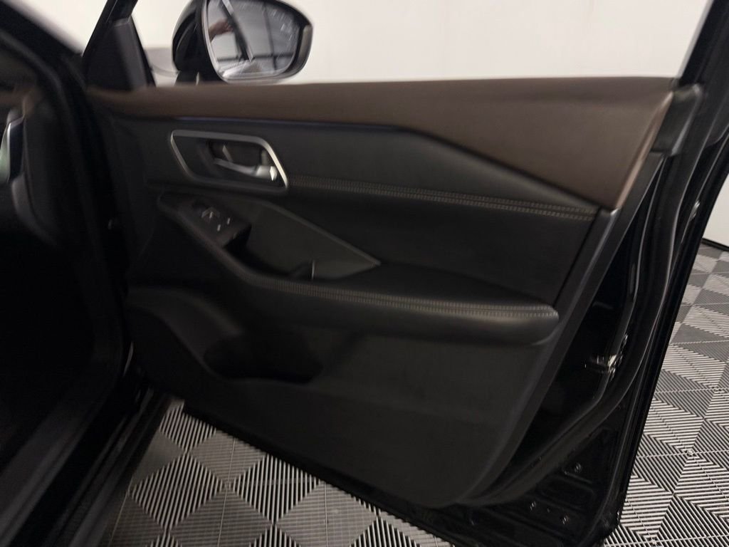 Used 2023 Black Nissan Platinum image 34