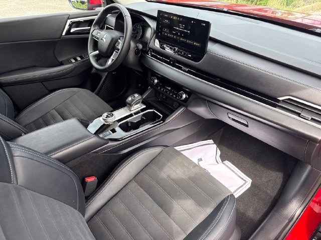 Used 2025  Mitsubishi SE image 21