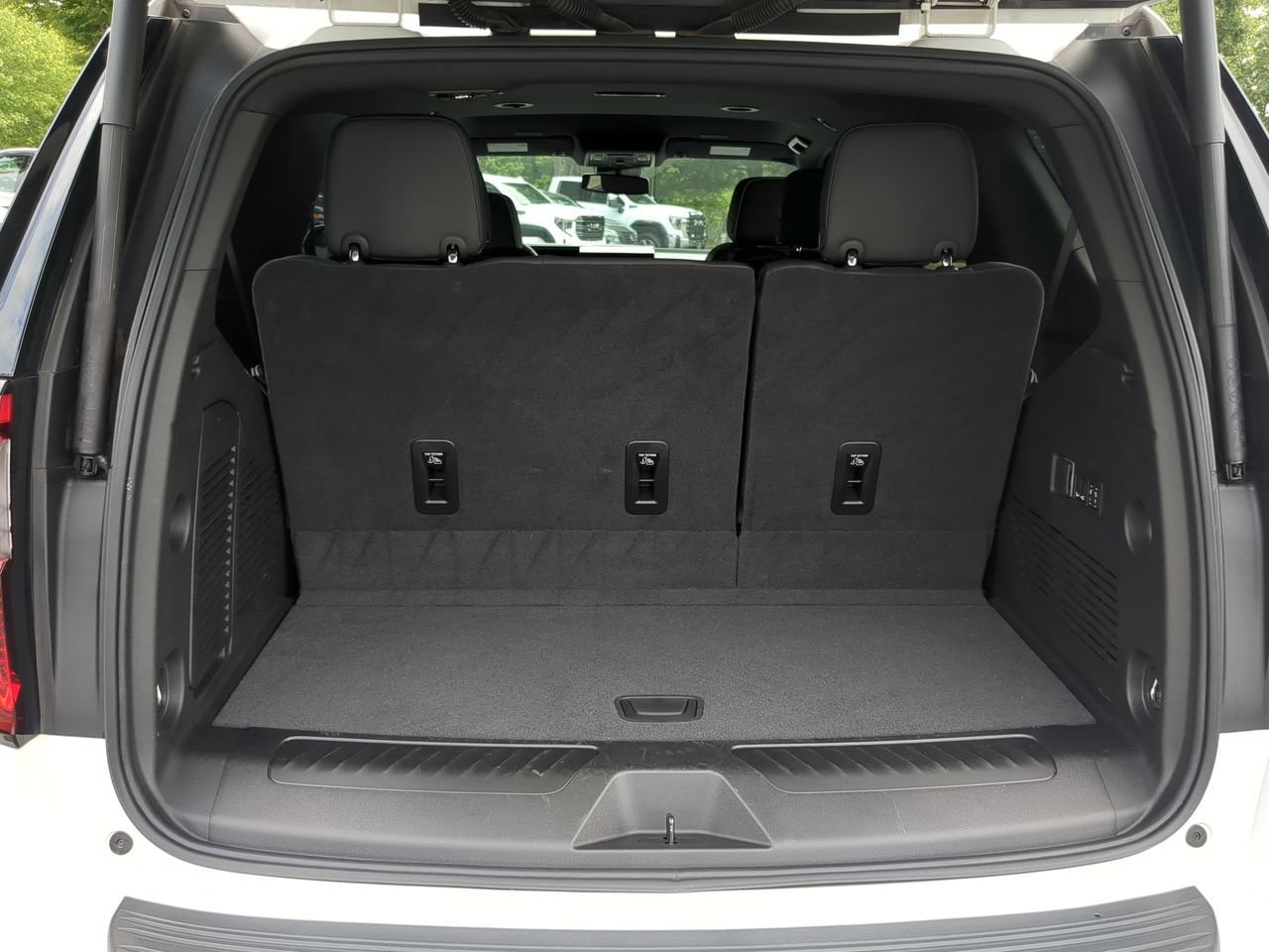 Used 2025 Summit White GMC Elevation image 27