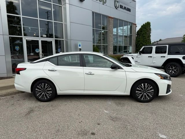Used 2025 White Nissan 2.5 SV image 8