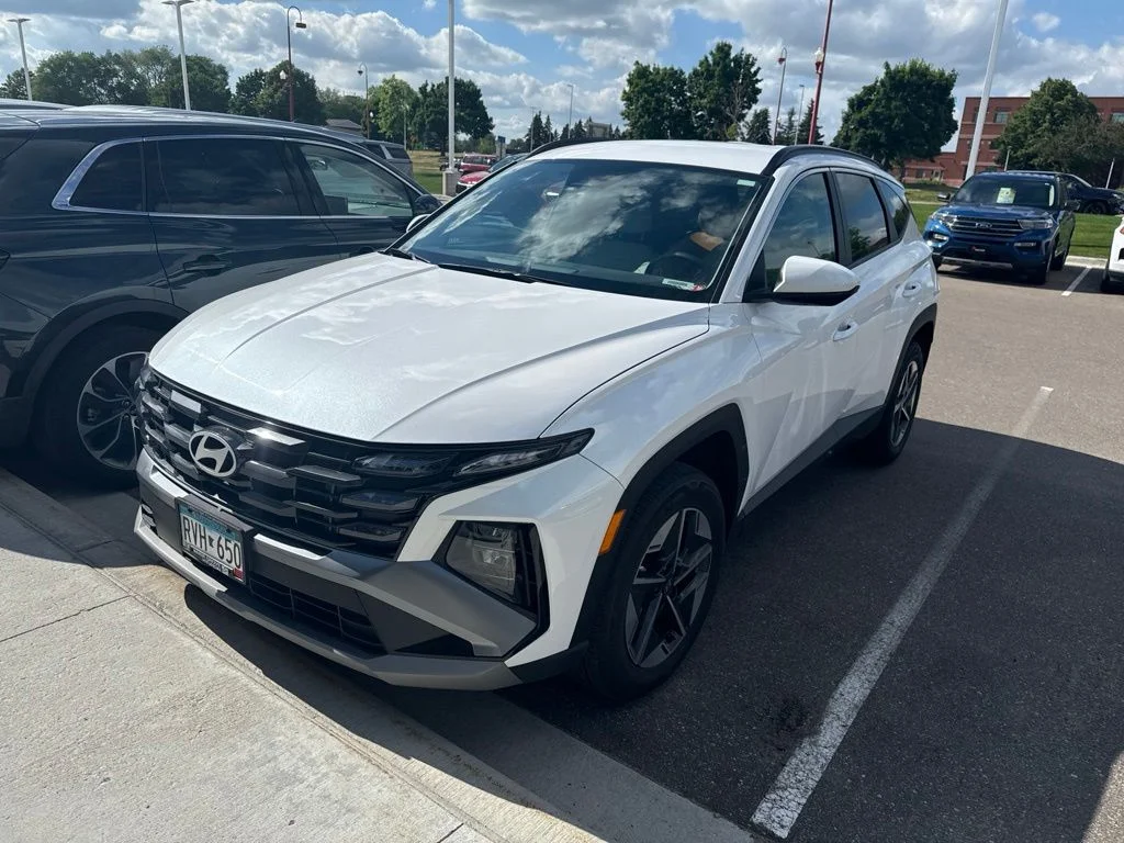 Used 2025 White Hyundai SEL image 4