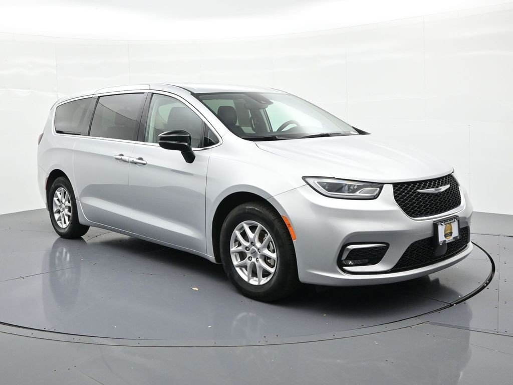 Used 2024 Silver Mist Clearcoat Chrysler Touring L FWD image 4