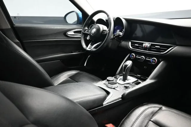 Used 2020 Blue Alfa Romeo Base image 18