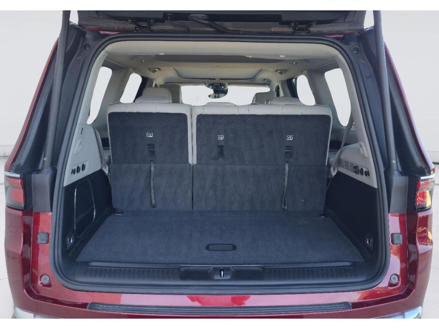 Used 2022 Velvet Red Pearlcoat Jeep Series I image 25