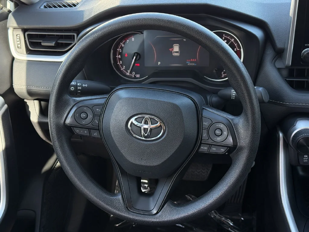 Used 2025  Toyota LE image 21