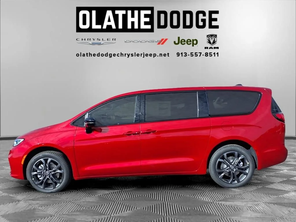 New 2026 Red Hot Pearl-Coat Exterior Paint Chrysler Select image 18