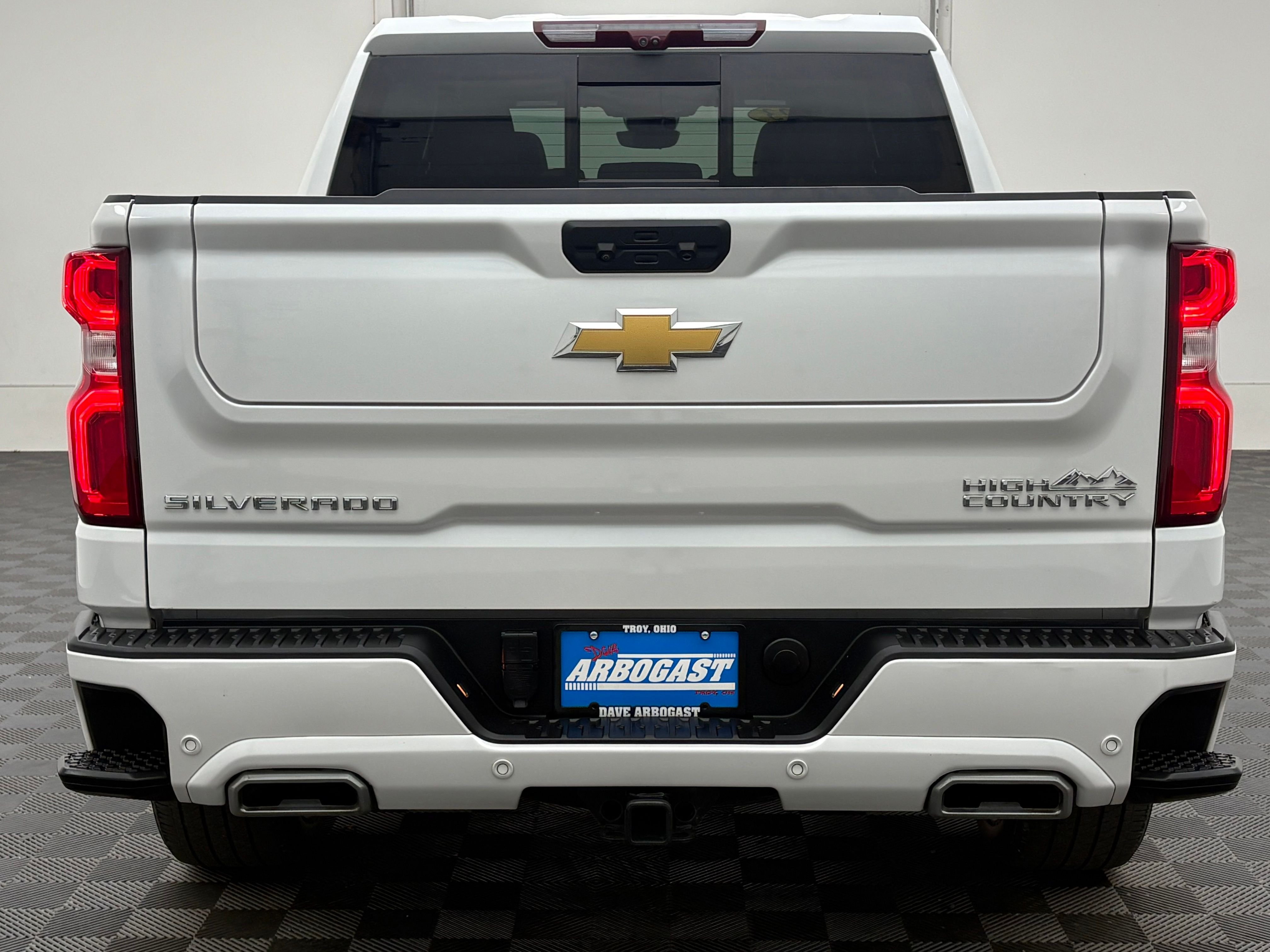 Used 2023 Iridescent Pearl Tricoat Chevrolet High Country image 10