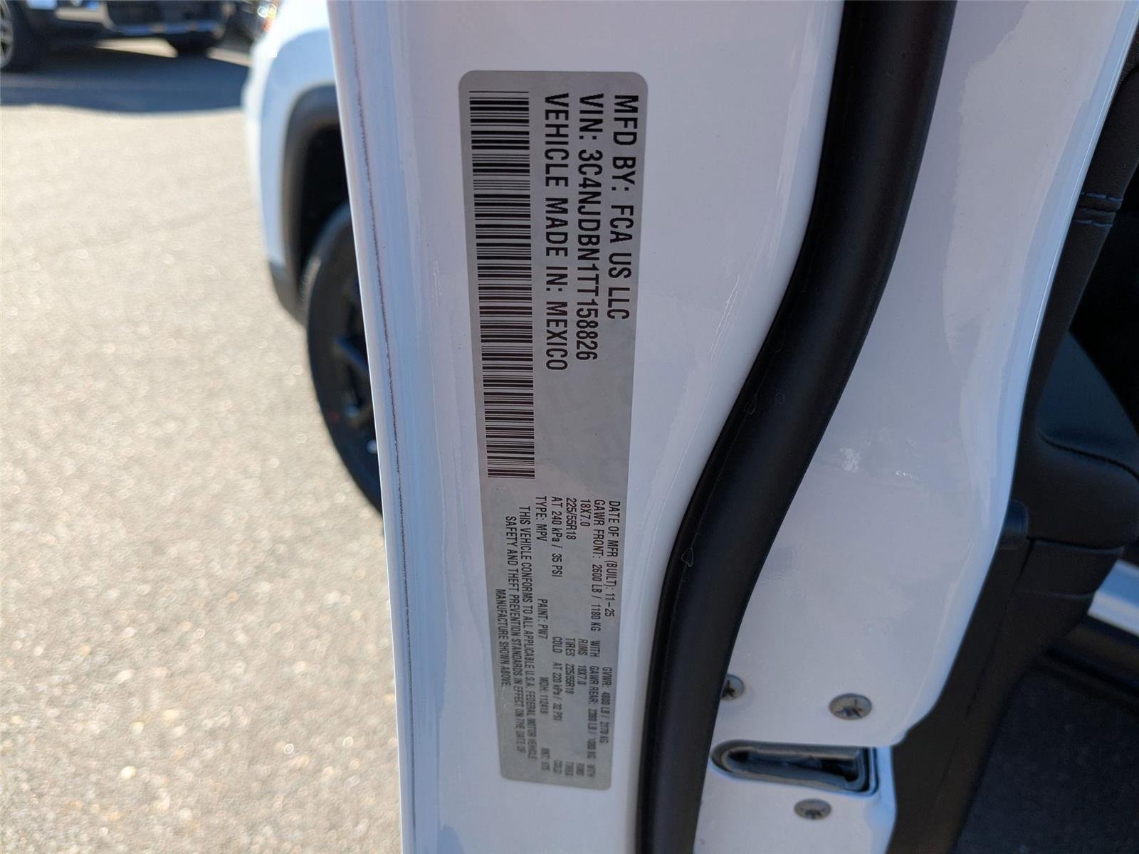 New 2026 Bright White Clear-Coat Exterior Paint Jeep Latitude Altitude image 36
