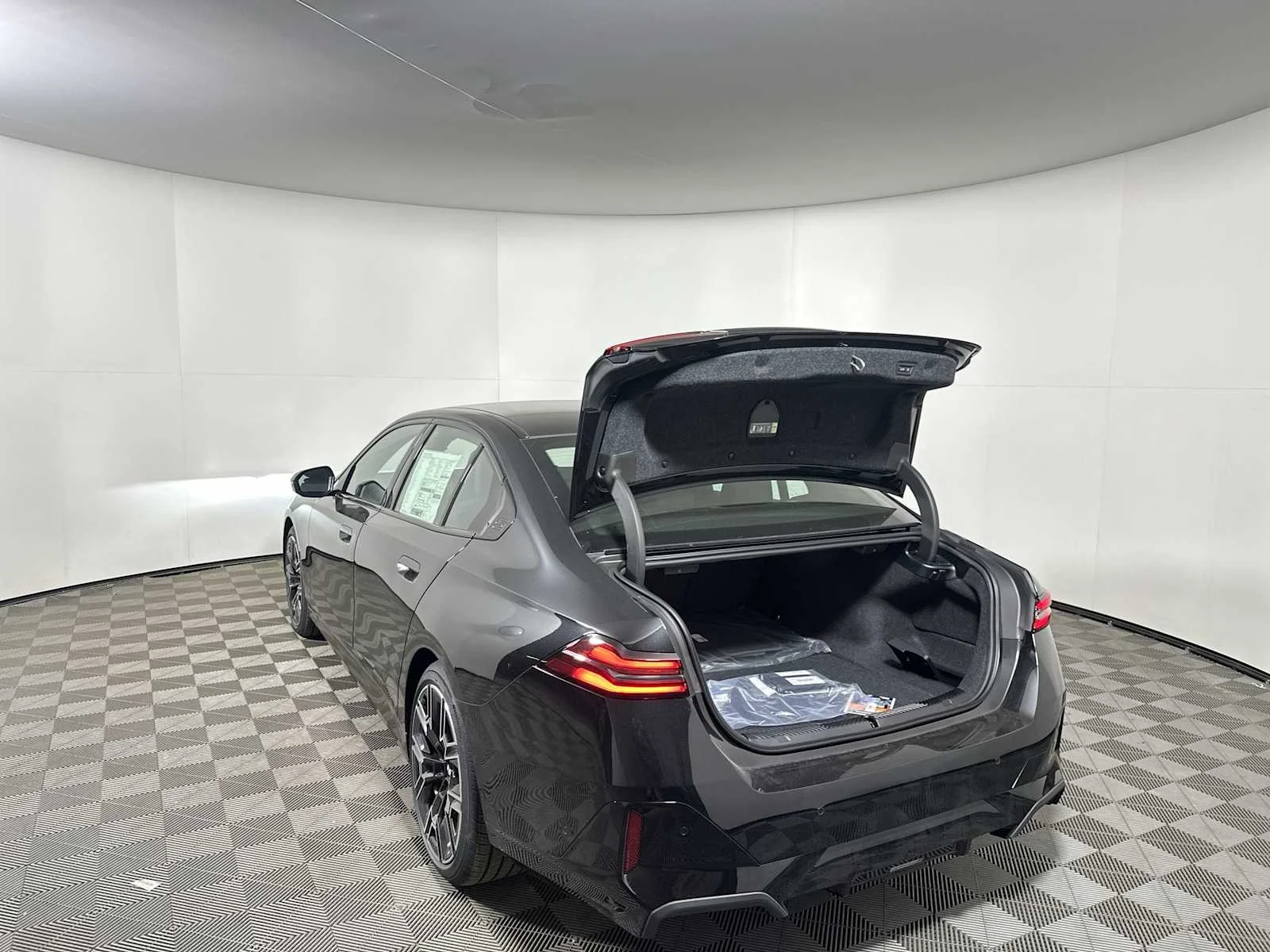 New 2026 Black Sapphire Metallic BMW xDrive40 image 19