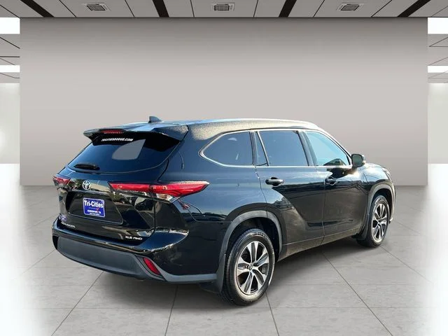 Used 2021 Black Toyota XLE image 3