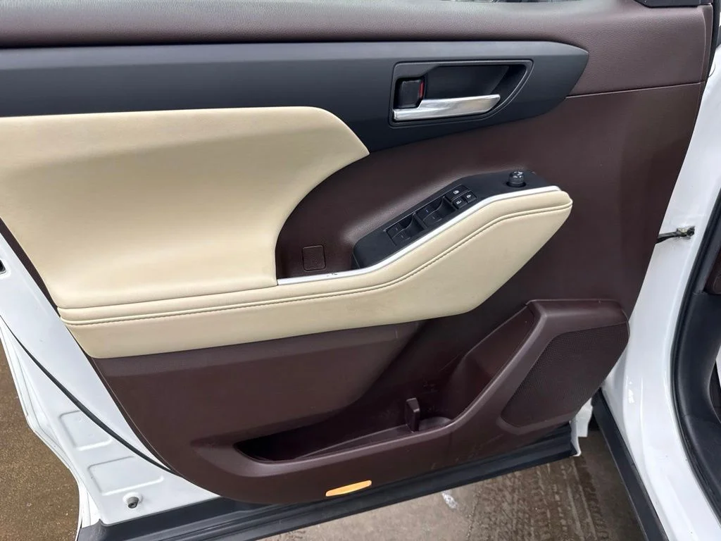 Used 2022 Beige Toyota XLE image 23