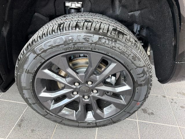 New 2026 Diamond Black Crystal Pearl-Coat Exterior Paint Jeep Limited image 7