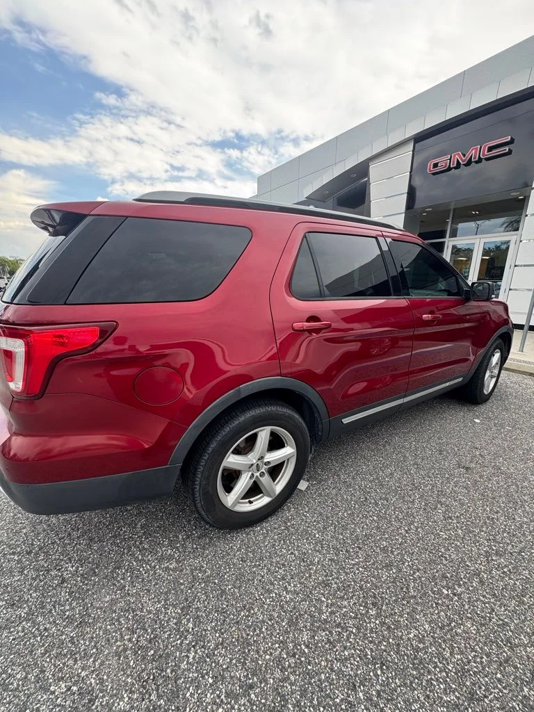 Used 2017 Red Ford XLT image 4